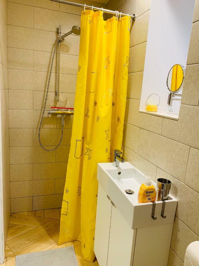 Excelent Apartment With Garden And Free Parking Riga Exterior photo